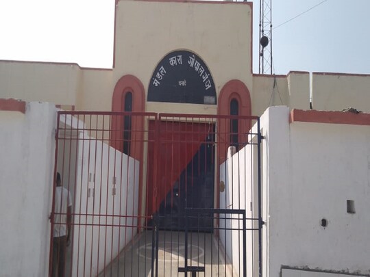 गोपालगंज (Gopalganj) के चनावे मंडल कारा में कैदी से मुकालात करने आया एक युवक नशीले पदार्थ (गांजा) के साथ पकड़ा गया.