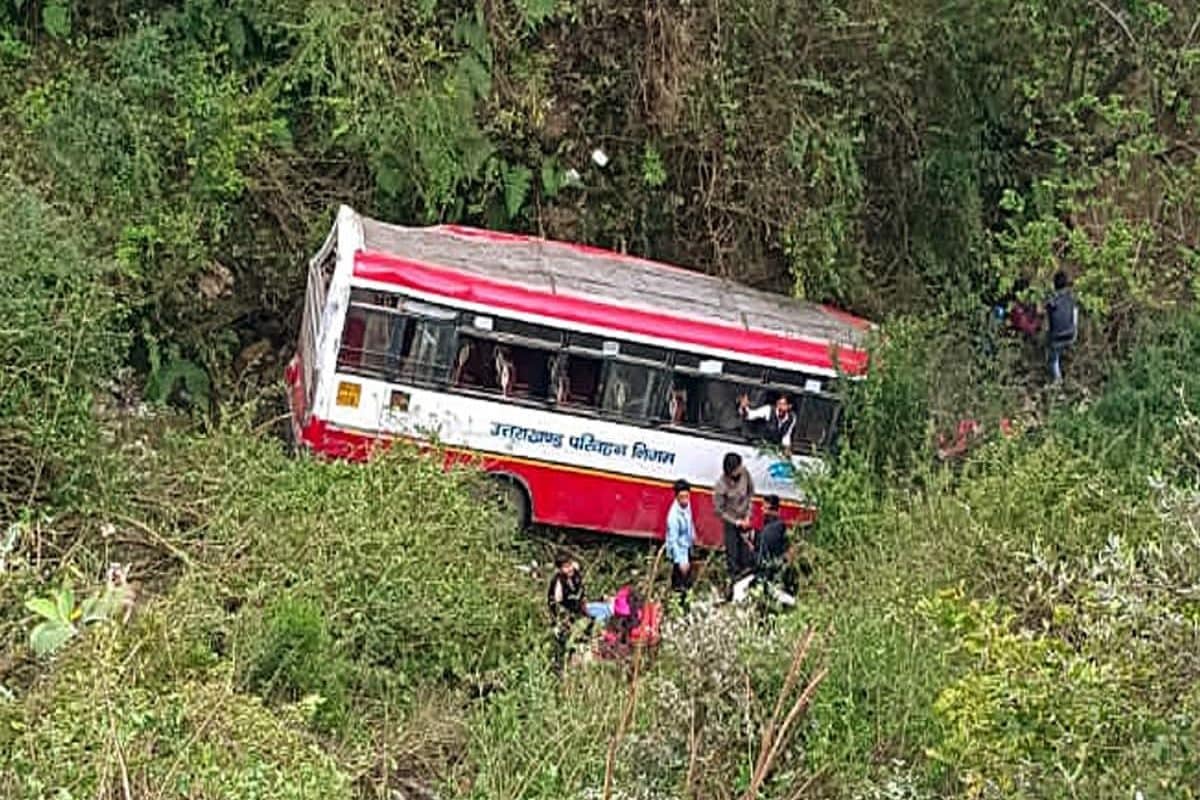 उत्तराखंड: मसूरी से देहरादून आते समय गहरी खाई में गिरी बस, 32 लोग थे सवार,  2 की मौके मौत - Two killed 38 injured as bus falls into gorge on mussoorie  dehradun road – News18 हिंदी
