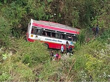 मसूरी से देहरादून आते समय गहरी खाई में गिरी बस, 32 लोग थे सवार, 2 की मौत
