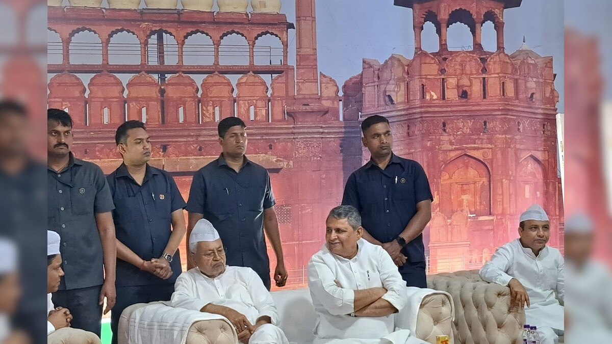 बैकग्राउंड में लाल किला और आगे गंभीर मुद्रा में नीतीश कुमार! बीजेपी का तंज तो राजद को गर्व
