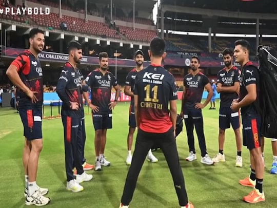 MI के खिलाफ मैच से पहले RCB के खिलाड़ियों का हौसला बढ़ाने के लिए खास शख्स पहुंचा. (RCB Twitter)