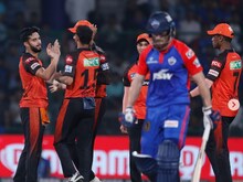 SRH vs DC में चल रहा था दिल्ली का दंगल, उधर फैंस के बीच जमकर चले लात-घूंसे