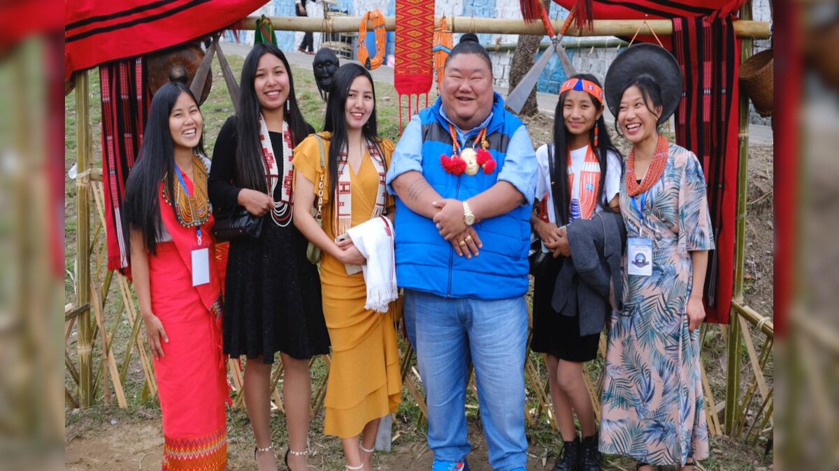 वैसे तो बड़ा सख्त लौंडा हूं, पर यहां.. तेमजेन अलोंग ने लड़कियों के साथ शेयर की फोटो, दिल लूट लेगा कैप्शन