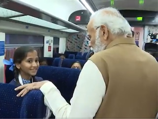 Bhopal News: भोपाल-नई दिल्ली वंदे भारत एक्सप्रेस में एक स्कूली छात्रा ने पीएम नरेंद्र मोदी को ट्रेन पर लिखी कविता सुनाई. कविता सुनने के बाद पीएम ने बच्ची को आशीर्वाद दिया. (twitter@DDNewslive) 