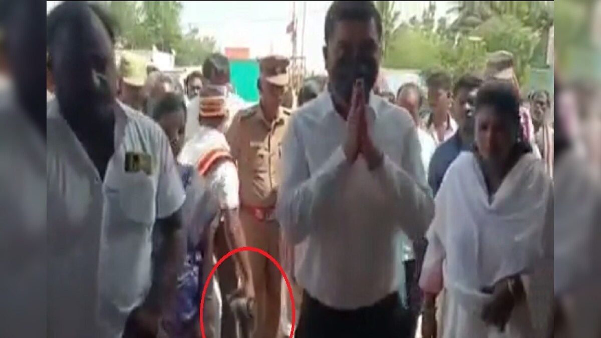 Kallakurichi DC Viral Video: कल्लाकुरिची के कलेक्‍टर ने सहायक से उठवाएं जूते! खड़ा हुआ व‍िवाद, आरोपों से क‍िया इनकार, वीड‍ियो वायरल