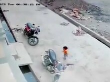 यह वीडियो देखकर नहीं होगा यकीन! 30 फीट से गिरी बच्ची, फिर सबके उड़ गए होश