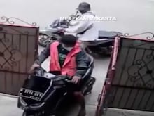 VIDEO: ऐसे मिला कर्मों का फल, चोरी करने आये थे, अपनी गाड़ी से धो बैठे हाथ