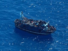 400 लोगों को ले जा रही नाव संकट में फंसी, बीच समंदर तेल खत्म, कैप्टन हुआ फरार
