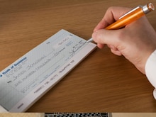 Cheque Rules: क्‍या होता है चेक Endorsement और  A/C Payee? कब होता है इनका यूज