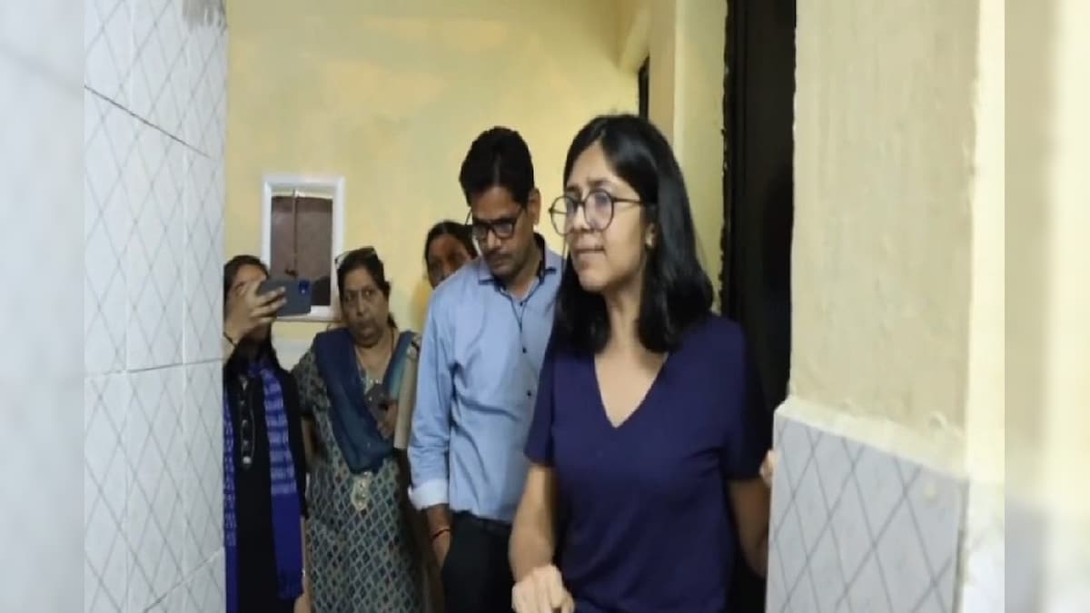 दिल्‍ली के सार्वजनिक शौचालयों को दुरुस्‍त करने निकलीं स्‍वाति मालीवाल, दूसरे दिन टॉयलेट में पकड़ा 50 लीटर तेजाब, समन जारी