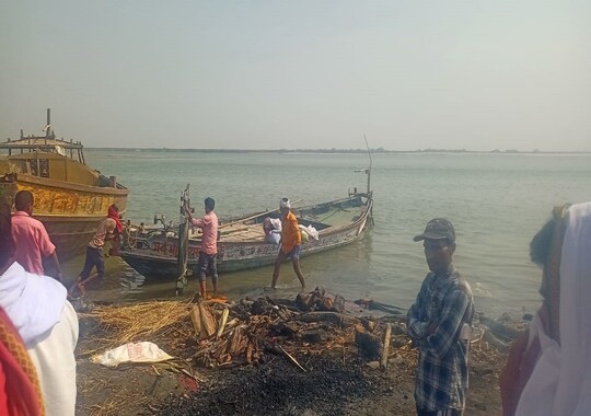 ग्रामीणों को नहीं देखा गया तो गंगा में प्रवाहित कर दिया शव 