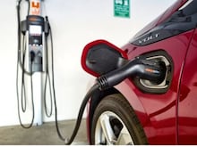 Electric Car की चार्जिंग को लेकर हैं परेशान? घर पर सेट करवाएं चार्जिंग पॉइंट