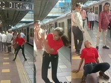 रेलवे स्टेशन पर लड़की के किया अजीब डांस, पब्लिक बोली- दीदी को अस्पताल पहुंचाओ!