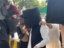 ये कैसी Z प्लस सिक्युरिटी, बुर्का पहनकर कोर्ट पहुंचे इमरान खान, देखें Video