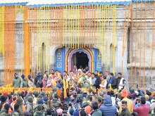 PHOTOS: केदारनाथ धाम के कपाट दर्शन के लिए खुले, पीएम मोदी के नाम से पहली पूजा