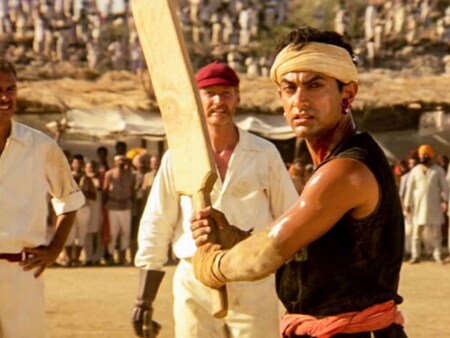  लगान (Lagaan): आशुतोष गावरिकर की फिल्म 'लगान' भी इस लिस्ट में प्रमुख तौर पर गिनी जाती है. साल 2001 में रिलीज हुई इस फिल्म ने भी कई रिकॉर्ड बनाए थे. आमिर खान स्टारर इस स्पोर्ट्स ड्रामा फिल्म ने 65.97 करोड़ रुपयों की कमाई की थी. महज 24 करोड़ रुपयों के बजट में बनी इस फिल्म ने कमाई के रिकॉर्ड तोड़ दिए थे. साथ ही इस फिल्म पर भी लोगों का दिल आ गया था. आज भी इस फिल्म के डायलॉग सोशल मीडिया पर खूब देखने को मिलते रहते हैं. (फोटो साभार-Instagram)