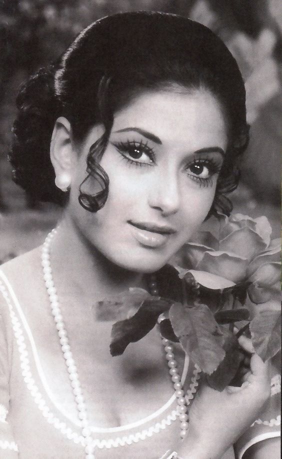 Moushumi Chatterjee, Moushumi Chatterjee family, Moushumi Chatterjee career, Moushumi Chatterjee debut hindi movie, Moushumi Chatterjee debut bangla movie, Moushumi Chatterjee and mahesh bhatt, Moushumi Chatterjee movies, Moushumi Chatterjee latest news, Moushumi Chatterjee gave reply on mahesh bhatt pregnancy comment, Moushumi Chatterjee roti kapda aur makaan, Moushumi Chatterjee manoj kumar, bollywood latest news, mahesh bhatt