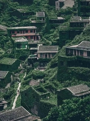 चीन का सबसे भूतिया गांव, लोगों ने छोड़ा तो प्रकृति ने दे दिया अनोखा रंग