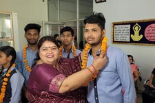माता पिता की मृत्यु के बाद ताऊ ने दिया सहारा, निखिल ने हासिल की 6th रैंक