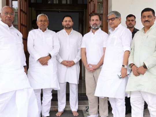 बिहार के मुख्यमंत्री नीतीश कुमार आगामी लोकसभा चुनाव से पहले सभी समान विचारधारा वाले विपक्षी दलों को कांग्रेस के साथ लाने की कोशिश में जुटे हैं. (फाइल फोटो)