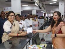 MSSC स्‍कीम ने जीता स्‍मृति ईरानी का दिल, लाइन में लगकर खुलवाया खाता