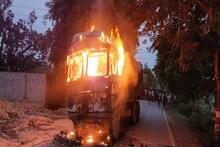 सीतामढ़ी में दर्दनाक सड़क हादसा, 7 लोगों की मौत, गुस्सायी भीड़ ने ट्रक में लगाई आग