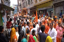 Sagar News: Procession in Sagar, Saints came out sitting on chariots, people showered flowers