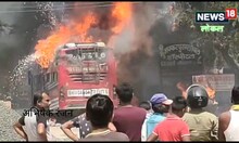 बस में लगी आग तो फूटने लगे पटाखे, पास जाने की हिम्मत नहीं कर सका कोई