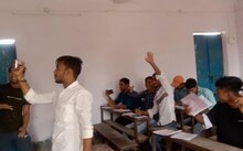 बिहार में बदहाल शिक्षा : स्कूल की टीवी में चल रहा भोजपुरी गाना,छात्र मोबाइल से दे रहे हैं एग्जाम,Video वायरल