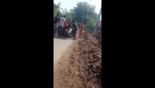 Unnao Crime News : जमीन विवाद को लेकर पड़ोसी दबंगों ने महिला को पीटा, झोपड़ी में लगाई आग, वीडियो वायरल