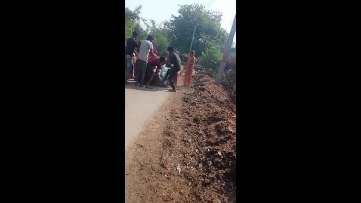 Unnao Crime News : जमीन विवाद को लेकर पड़ोसी दबंगों ने महिला को पीटा, झोपड़ी में लगाई आग, वीडियो वायरल