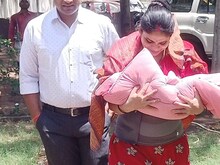 Shivpuri: नवजात बेटी को गोद में लेकर पत्नी संग ऑफिस पहुंचा अधिकारी, जानें फिर