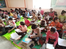 बाराबंकी: ये टीचर गरीब बच्चों को दे रहे मुफ्त शिक्षा,आर्मी में भजने का है सपना