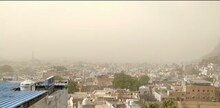 राजस्थान के इस शहर में आसमान से हुई रेत की बारिश.. धुंध के आगोश में आया पूरा शहर
