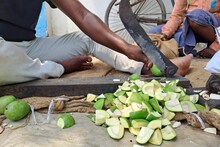 Godda news: अचार बनाने के लिए कच्चे आमों की बिक्री शुरू, जानें इस बार क्या है भाव