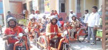दिव्यांगों को मिली बैट्री साइकिल तो खिल उठे चेहरे, नहीं रहा खुशी का ठिकाना