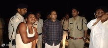 रात के अंधेरे में चल रहा था बालू खनन, तभी मौके पर पहुंच गए डीएम और एसपी, जानें फिर क्या हुआ