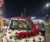 Jamshedpur News: Here in Jamshedpur the groom's car is decorated with various flowers, know the rate