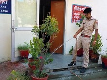 यहां पुलिसकर्मी बच्चों की तरह पौधों की करते देखरेख, रंग बिरंगे फूलों से महक रह