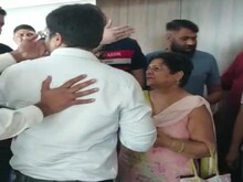 सुपरटेक के ऑफिस पहुंचे फ्लैट बायर्स, कहा- कब तक करें इंतजार, हमारा घर दो!