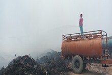 अमेजन के जंगलों जैसे नोएडा में बने हालात! तीन दिनों से लगी है आग...500 वाटर टैंकर खाली