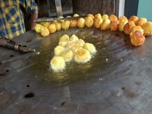 ऋषिकेश में राम 50 साल से लगा रहे टिक्की का स्टॉल, खाने के लिए रहती है भीड़