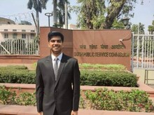 UPSC: कलेक्ट्रेट में चपरासी थे दादा और पिता हैं बाबू, अब बेटा बनने चला कलेक्टर