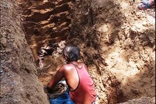 कोरोना से हुई थी मौत,2 साल बाद कब्र से पति की अस्थियां निकाल पत्नी ले गई केरला