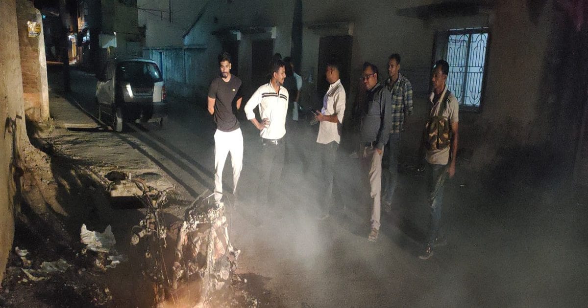 पति से हुआ झगड़ा तो पत्नी ने बीच सड़क स्कूटी में लगा दी आग, बोली- जिंदगी में ही आग लग गई तो इसका क्या