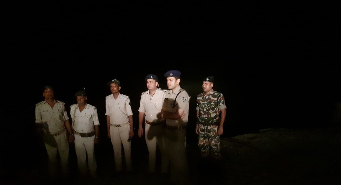 Gopalganj Crime News: गंडक नदी में शराब से भरी नाव जब्त, नदी में छलांग लगा तस्कर फरार, महिला गिरफ्तार