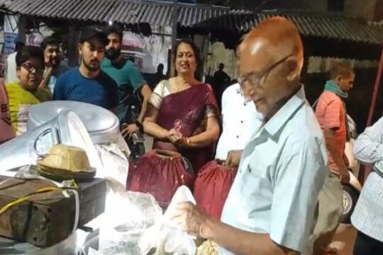 Street Food - 55 सालों से लोगों के जुबां पर चढ़ा है कालू भाई के गोलगप्पों का टेस्ट, सिर्फ ​3 घंटे तक लगता है इनका ठेला