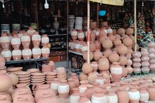 मेरठ में बढ़ी मिट्टी के घड़े बोतल की डिमांड, 12 घंटे पानी रहेगा कूल