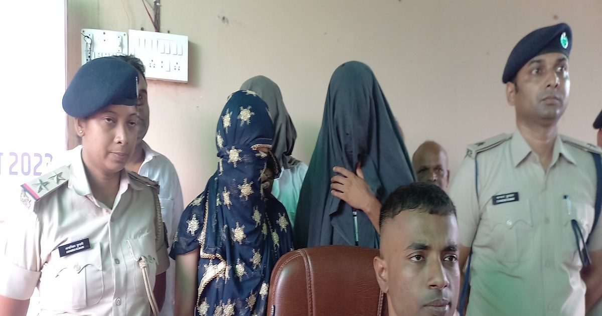 टीचर की काली करतूत, ट्यूशन आई छात्राओं का अश्लील वीडियो बनाकर करता था रेप, पत्नी भी थी मददगार