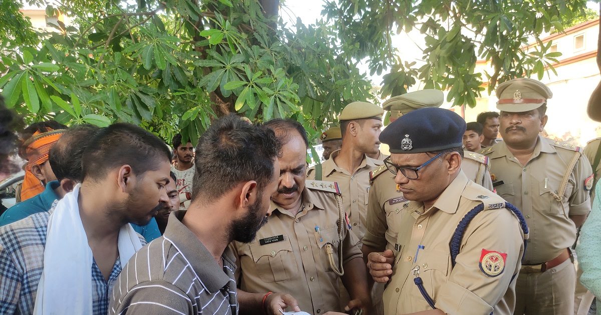 UP: गोंडा में प्रधान की दिनदहाड़े हत्या, हत्यारे ने पहले पैर छुआ फिर मारी गोलियां